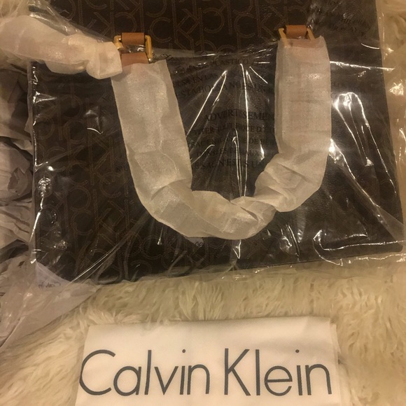 Calvin Klein Crossbody Handbag - Picture 2 of 8